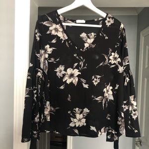 V-neck 3/4 sleeve blouse